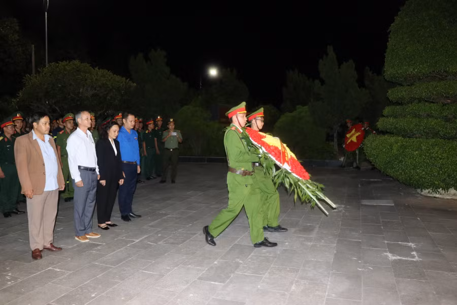 Đại diện lãnh đạo thị xã An Khê và cán bộ Thị Đoàn An Khê dâng hoa viếng các Anh hùng liệt sỹ. Ảnh: Ngọc Minh