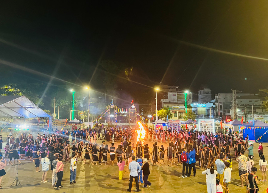 Hơn 200 thanh thiếu nhi dân tộc thiểu số ở TP. Pleiku nắm tay nhau hát múa quanh ánh lửa hồng. Ảnh: M.N Hơn 200 thanh thiếu nhi dân tộc thiểu số ở TP. Pleiku nắm tay nhau hát múa quanh ánh lửa hồng. Ảnh: M.N