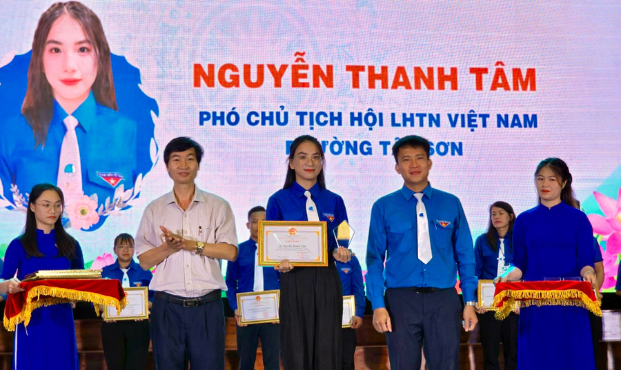 Thừa ủy quyền của Chủ tịch UBND TP. Pleiku, lãnh đạo Thành Đoàn-Hội LHTN Việt Nam TP. Pleiku và Phòng Văn hóa-Thông tin TP. Pleiku trao giấy khen cho các gương thanh niên tiên tiến làm theo lời Bác. Ảnh: P.L Thừa ủy quyền của Chủ tịch UBND TP. Pleiku, lãnh đạo Thành Đoàn-Hội LHTN Việt Nam TP. Pleiku và Phòng Văn hóa-Thông tin TP. Pleiku trao giấy khen cho các gương thanh niên tiên tiến làm theo lời Bác. Ảnh: P.L