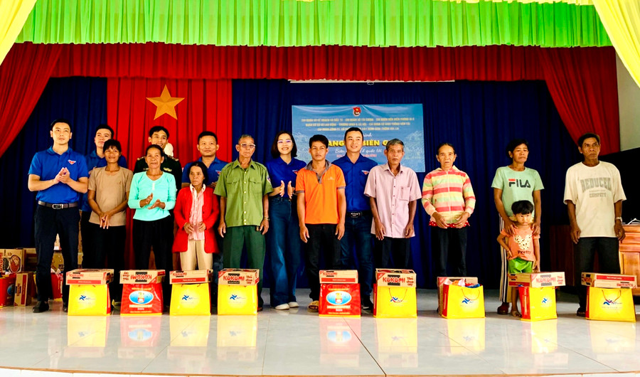 Các tổ chức Đoàn trực thuộc Đoàn khối các Cơ quan và Doanh nghiệp tỉnh tặng quà cho người dân xã Ia O (huyện Ia Grai). Ảnh: M.N