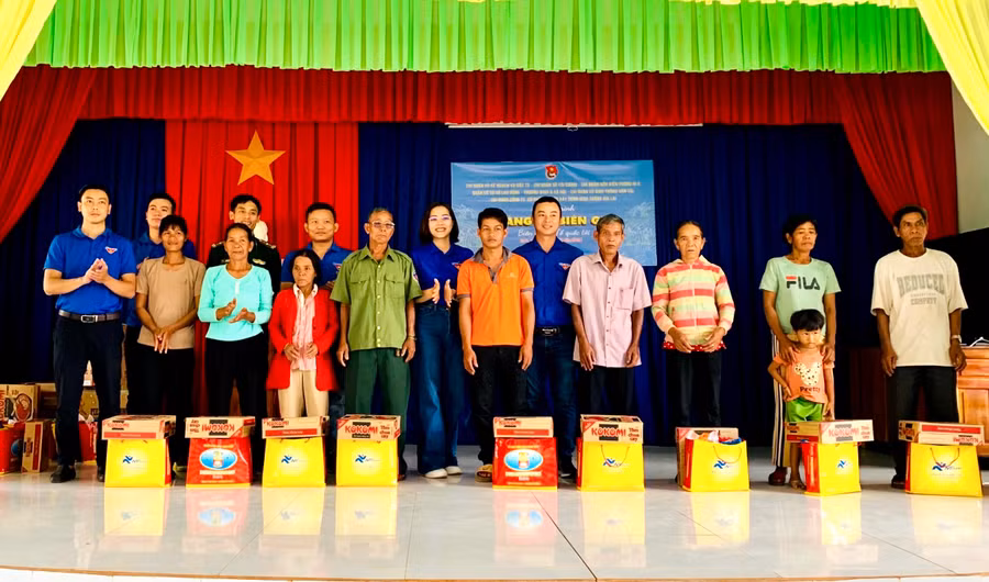 Các tổ chức Đoàn trực thuộc Đoàn khối các Cơ quan và Doanh nghiệp tỉnh tặng quà cho người dân xã Ia O (huyện Ia Grai). Ảnh: M.N