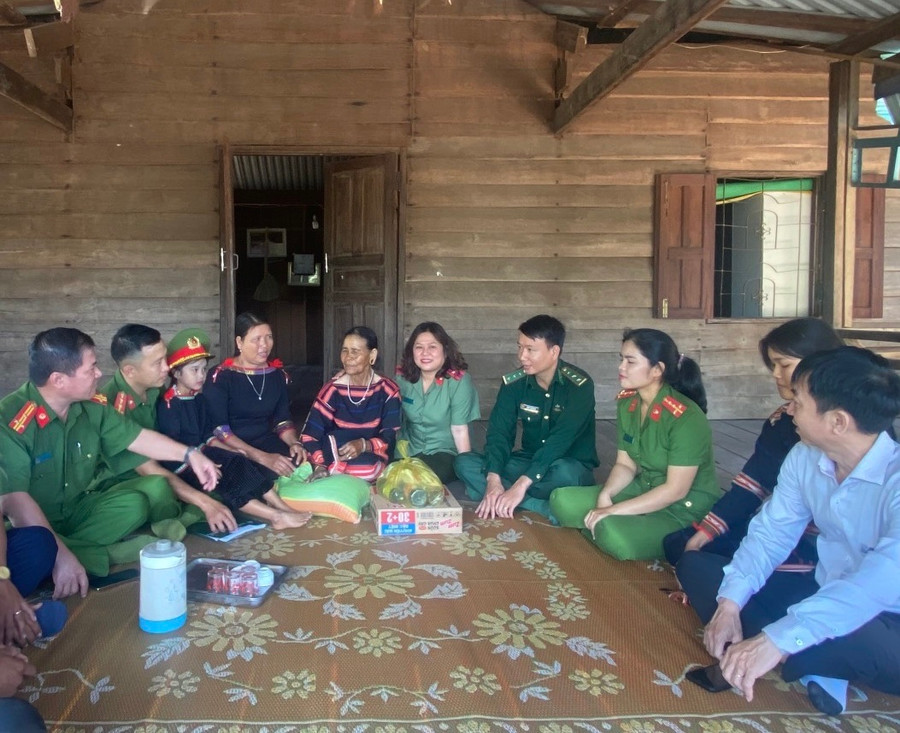 Đoàn công tác tặng quà người dân xã Ia Mơr. Ảnh: Thu Hiền