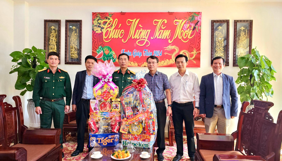 Đoàn công tác do Bí thư Thành ủy Pleiku Trịnh Duy Thuân (thứ 3 từ phải qua) chúc Tết cán bộ, chiến sĩ Lữ đoàn Công binh 280. Ảnh: P.L Đoàn công tác do Bí thư Thành ủy Pleiku Trịnh Duy Thuân (thứ 3 từ phải qua) chúc Tết cán bộ, chiến sĩ Lữ đoàn Công binh 280. Ảnh: P.L