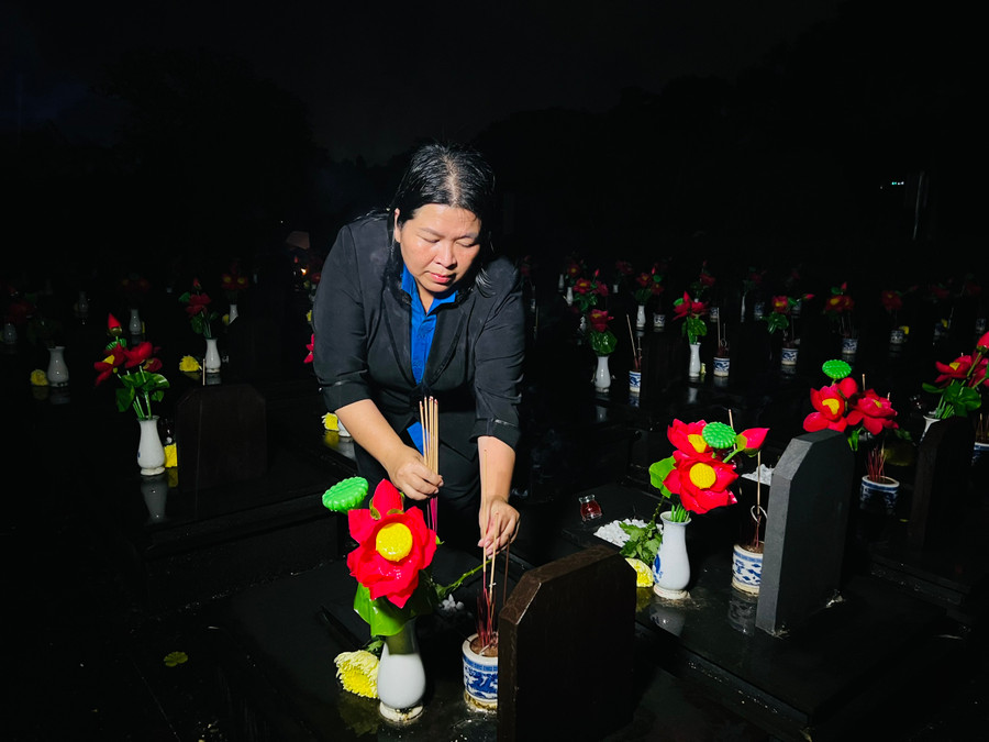 Bí thư Tỉnh Đoàn Hà Thị Giang Thảo dâng hương các anh hùng liệt sĩ. Ảnh: P.L Bí thư Tỉnh Đoàn Hà Thị Giang Thảo dâng hương các anh hùng liệt sĩ. Ảnh: P.L