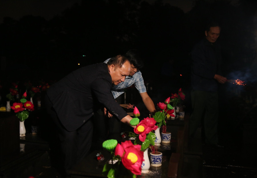 Phó Bí thư Tỉnh ủy Gia Lai Rah Lan Chung dâng hương các Anh hùng liệt sĩ. Ảnh: P.L Phó Bí thư Tỉnh ủy Gia Lai Rah Lan Chung dâng hương các Anh hùng liệt sĩ. Ảnh: P.L