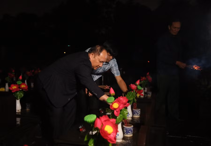 Phó Bí thư Tỉnh ủy Gia Lai Rah Lan Chung dâng hương các Anh hùng liệt sĩ. Ảnh: P.L