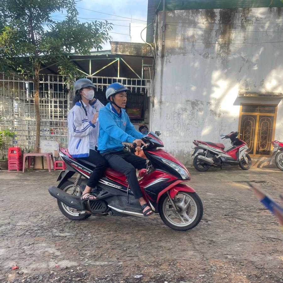 Anh Trần Hoàng Anh-Bí thư Đoàn phường Thống Nhất kịp thời chở em X đến điểm thi đúng thời gian quy định. Ảnh: Hoàng Vũ Anh Trần Hoàng Anh-Bí thư Đoàn phường Thống Nhất kịp thời chở em X đến điểm thi đúng thời gian quy định. Ảnh: Hoàng Vũ