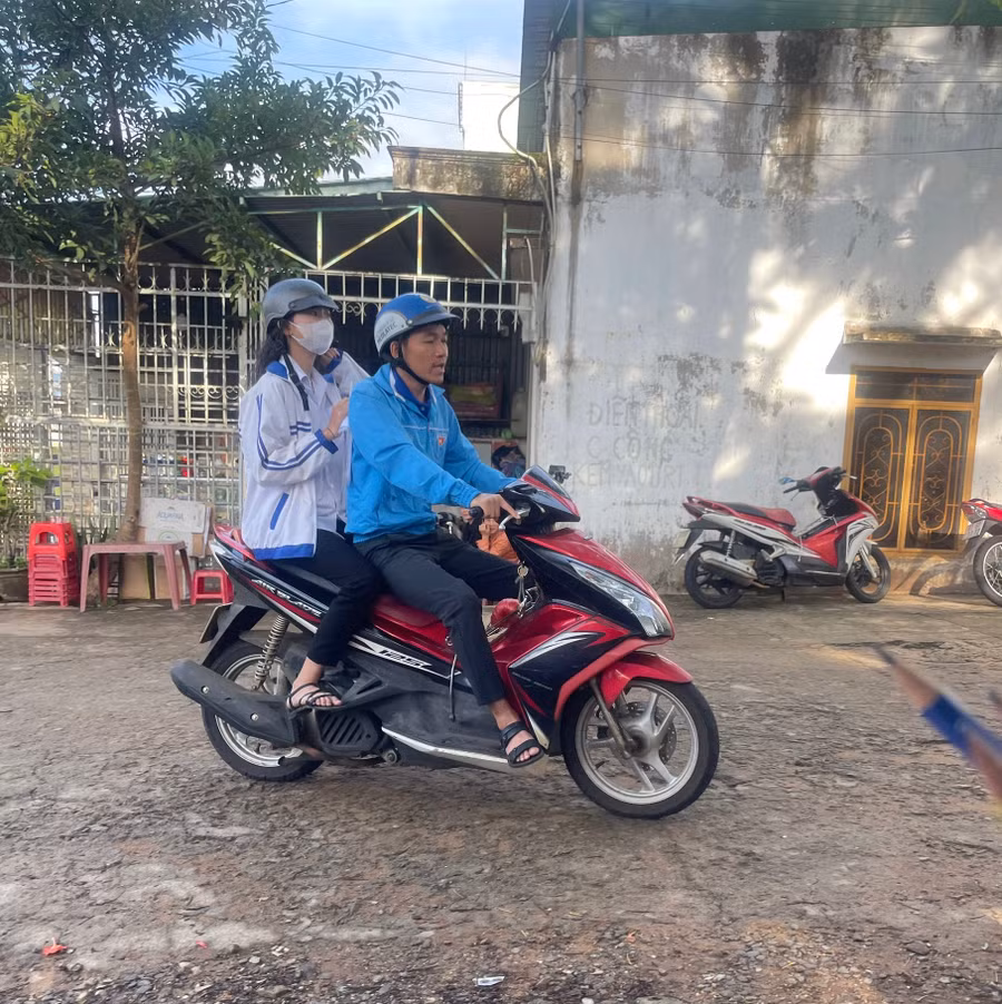 Anh Trần Hoàng Anh-Bí thư Đoàn phường Thống Nhất kịp thời chở em X đến điểm thi đúng thời gian quy định. Ảnh: Hoàng Vũ