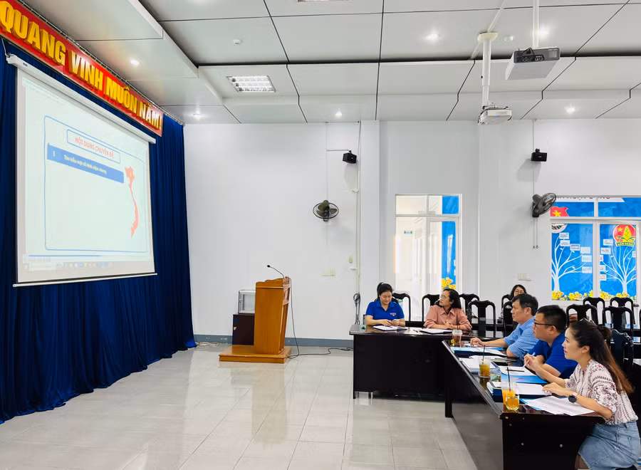 Các giám khảo chấm điểm video clip dự thi của thí sinh. Ảnh: P.L