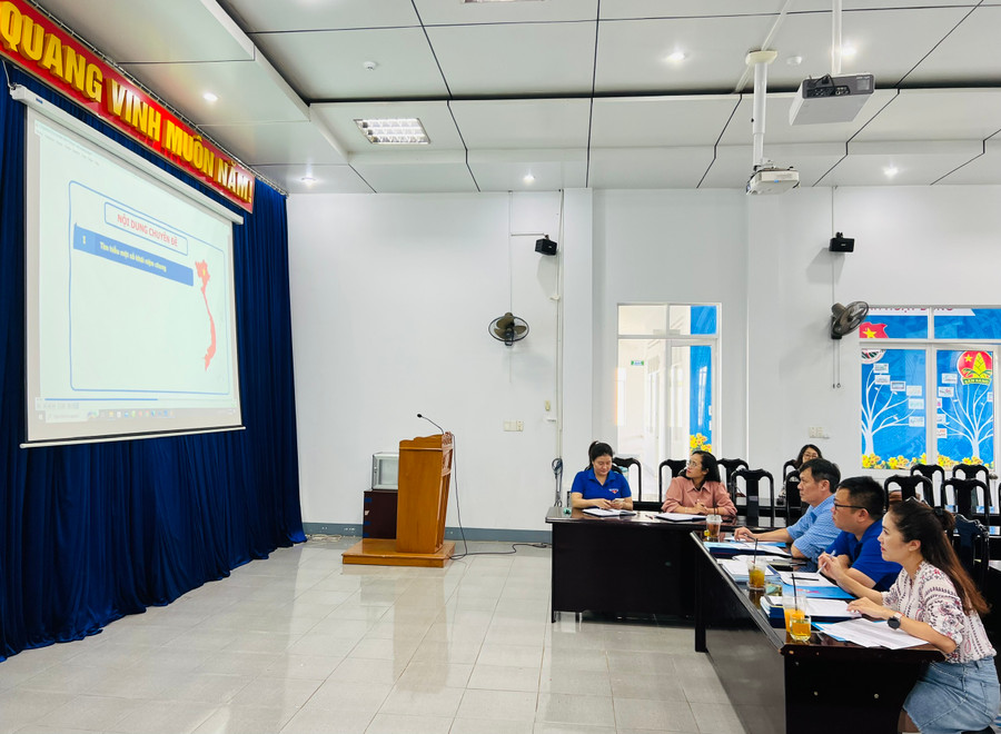 Các giám khảo chấm điểm video clip dự thi của thí sinh. Ảnh: P.L