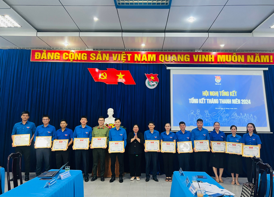 Bí thư Tỉnh Đoàn Hà Thị Giang Thảo (thứ 7 từ trái sang) tặng bằng khen của Ban Chấp hành Tỉnh Đoàn cho các tập thể có thành tích xuất sắc trong Tháng Thanh niên năm 2024. Ảnh: P.L Bí thư Tỉnh Đoàn Hà Thị Giang Thảo (thứ 7 từ trái sang) tặng bằng khen của Ban Chấp hành Tỉnh Đoàn cho các tập thể có thành tích xuất sắc trong Tháng Thanh niên năm 2024. Ảnh: P.L