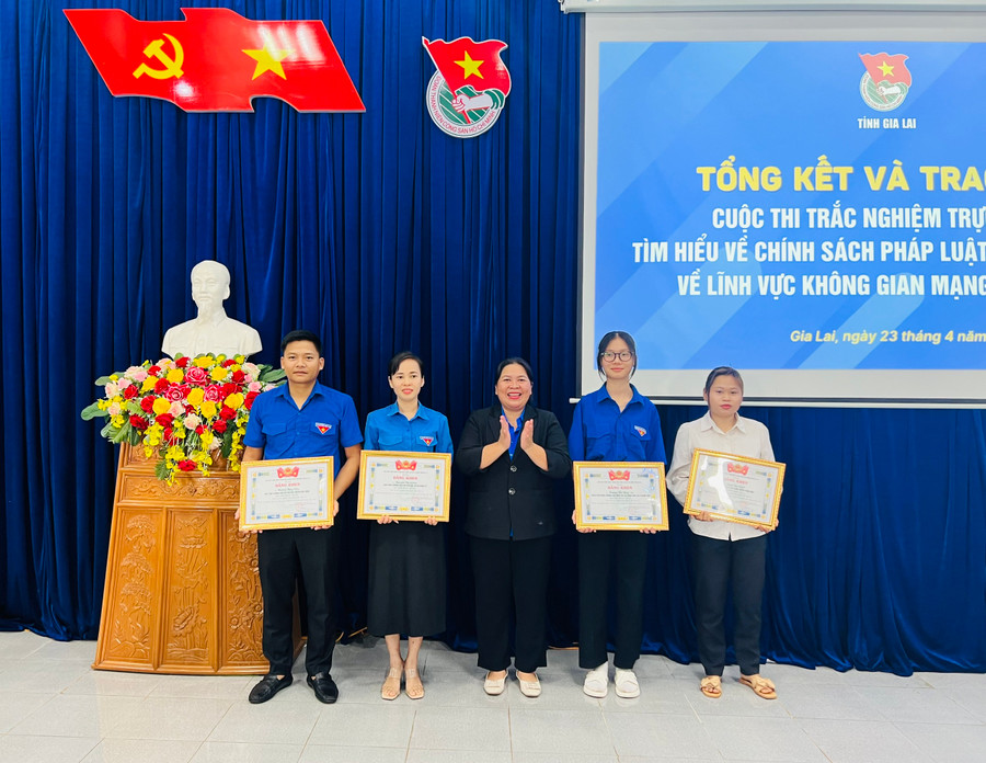 Bí thư Tỉnh Đoàn Hà Thị Giang Thảo (ở giữa) trao giải nhất cho các cá nhân đạt giải. Ảnh: P.L Bí thư Tỉnh Đoàn Hà Thị Giang Thảo (ở giữa) trao giải nhất cho các cá nhân đạt giải. Ảnh: P.L