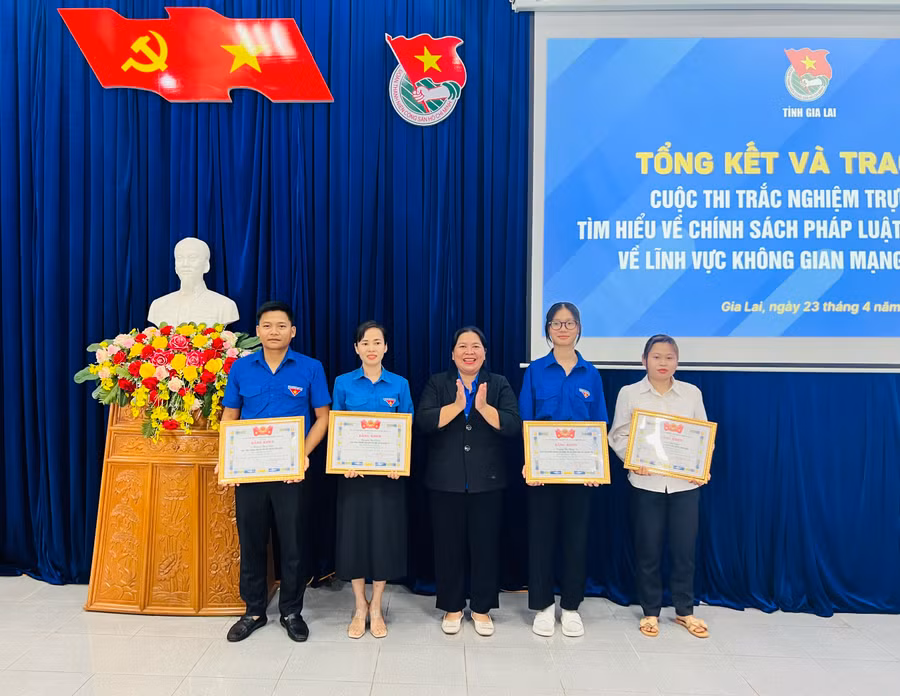 Bí thư Tỉnh Đoàn Hà Thị Giang Thảo (ở giữa) trao giải nhất cho các cá nhân đạt giải. Ảnh: P.L