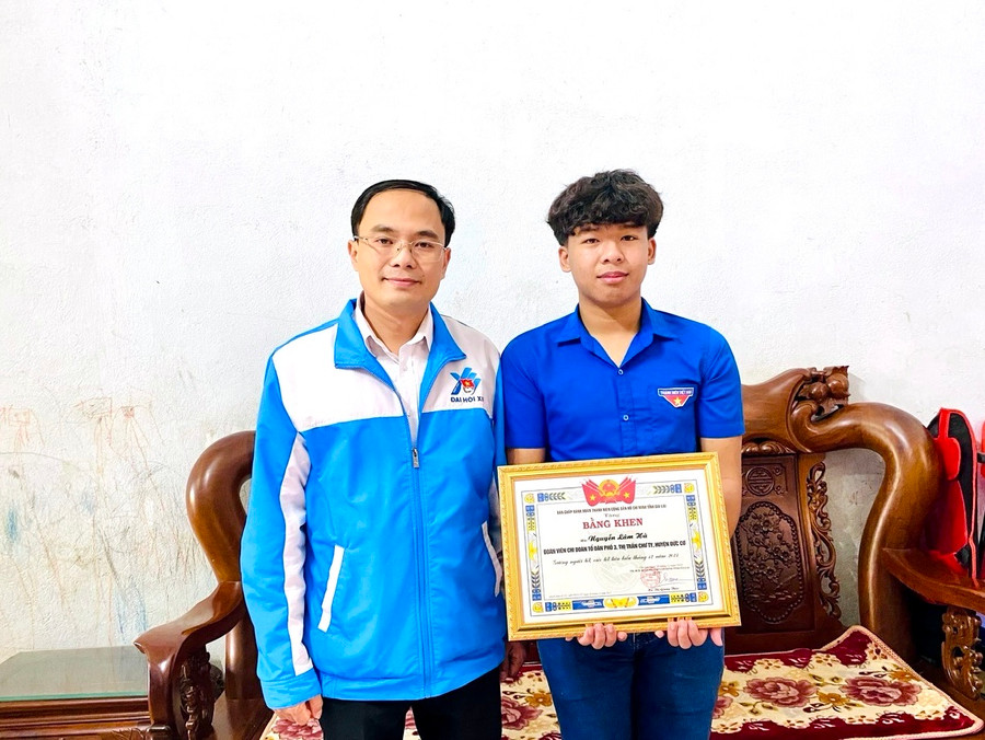 Phó Bí thư Tỉnh Đoàn Đỗ Đức Thanh (bìa trái) tặng bằng khen của Ban Chấp hành Tỉnh Đoàn cho anh Nguyễn Lâm Hà. Ảnh: M.N Phó Bí thư Tỉnh Đoàn Đỗ Đức Thanh (bìa trái) tặng bằng khen của Ban Chấp hành Tỉnh Đoàn cho anh Nguyễn Lâm Hà. Ảnh: M.N