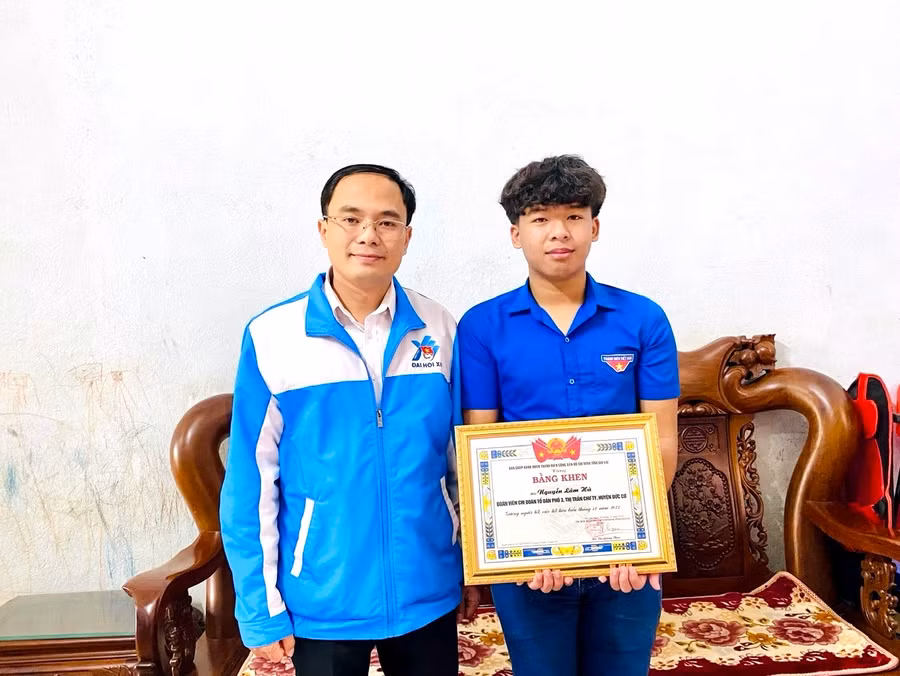 Phó Bí thư Tỉnh Đoàn Đỗ Đức Thanh (bìa trái) tặng bằng khen của Ban Chấp hành Tỉnh Đoàn cho anh Nguyễn Lâm Hà. Ảnh: M.N