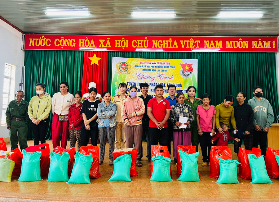 Đại diện các tổ chức Đoàn trực thuộc Đoàn Thanh niên Công an tỉnh Gia Lai tặng quà cho người dân xã Ia Chía (huyện Ia Grai). Ảnh: P.L