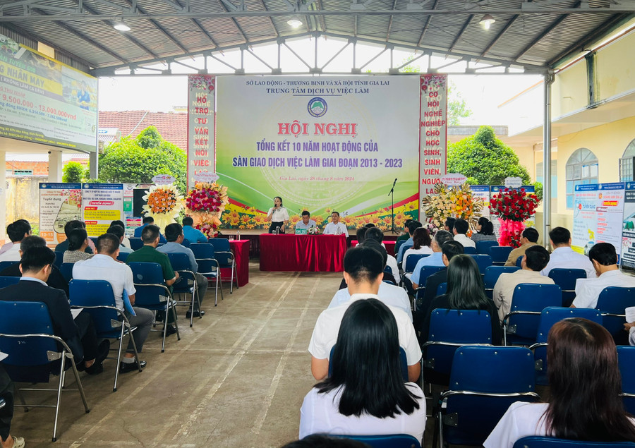 Quang cảnh hội nghị tổng kết 10 năm hoạt động của sàn giao dịch việc làm tỉnh Gia Lai. Ảnh: P.L Quang cảnh hội nghị tổng kết 10 năm hoạt động của sàn giao dịch việc làm tỉnh Gia Lai. Ảnh: P.L