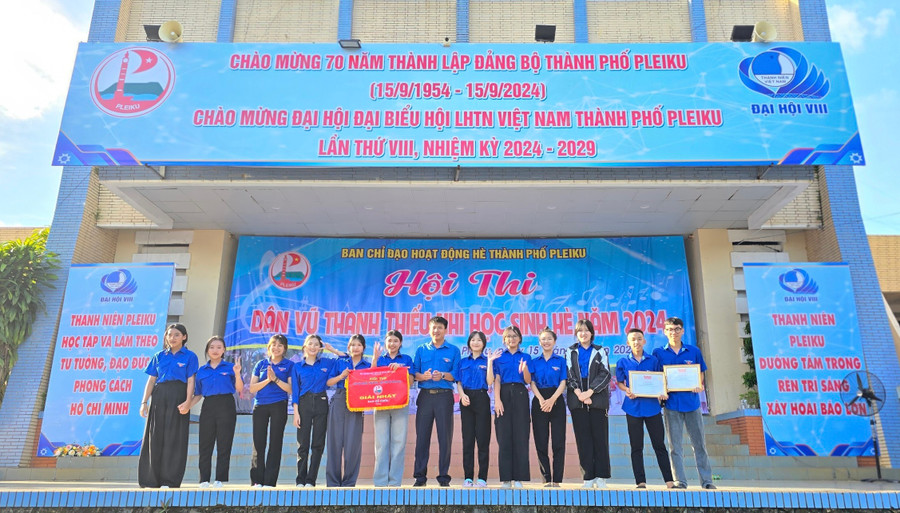 Ban Tổ chức trao giải nhất toàn đoàn cho đội thi xã Diên Phú. Ảnh: P.L