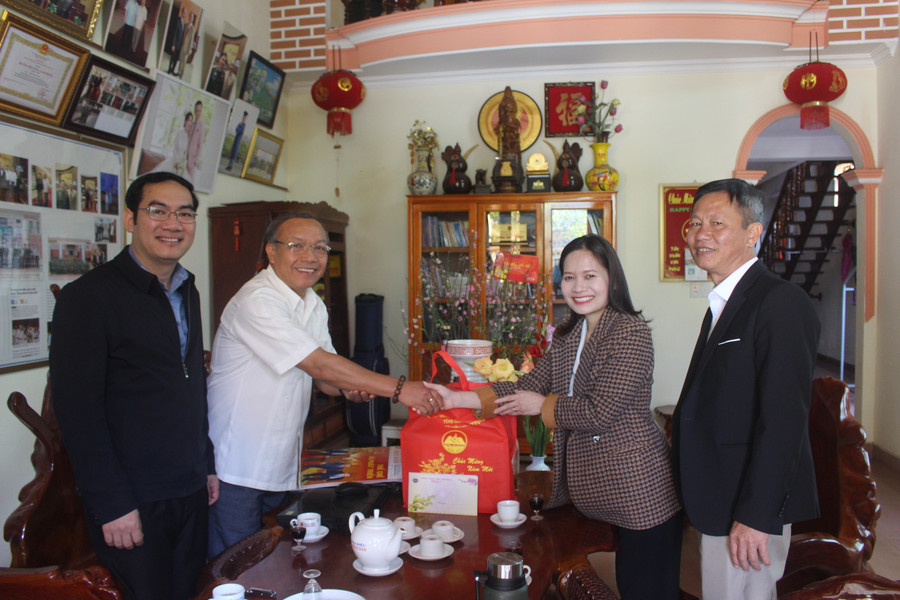 Đoàn công tác do Phó Trưởng đoàn Đại biểu Quốc hội tỉnh Siu Hương (thứ 2 từ phải sang) thăm, chúc Tết đồng chí Đinh Duy Vượt (thứ 2 từ trái sang). Ảnh: P.L