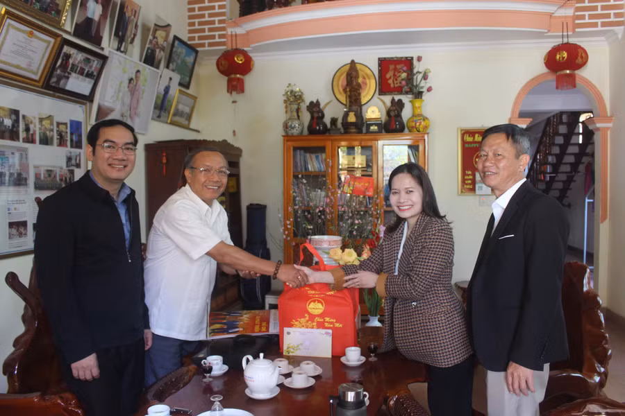 Đoàn công tác do Phó Trưởng đoàn Đại biểu Quốc hội tỉnh Siu Hương (thứ 2 từ phải sang) thăm, chúc Tết đồng chí Đinh Duy Vượt (thứ 2 từ trái sang). Ảnh: P.L