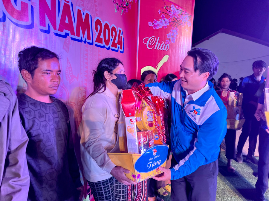 Anh Đỗ Duy Nam-Phó Bí thư Tỉnh Đoàn tặng quà Tết cho người dân xã Ia O. Ảnh: P.L