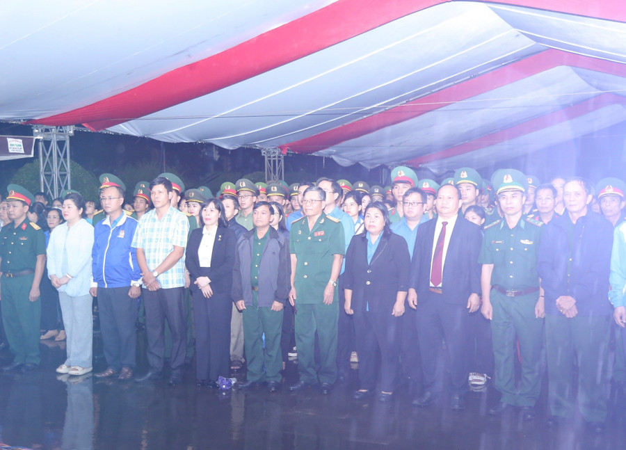 Các đại biểu tham dự lễ thắp nến tri ân tại Nghĩa trang Liệt sĩ tỉnh Gia Lai. Ảnh: P.L Các đại biểu tham dự lễ thắp nến tri ân tại Nghĩa trang Liệt sĩ tỉnh Gia Lai. Ảnh: P.L