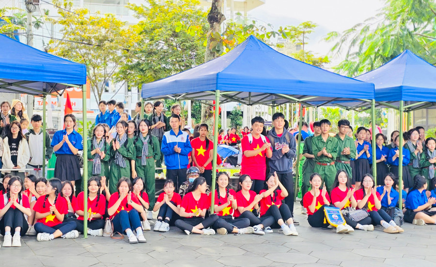 Mỗi phần thi dân vũ đều nhận được sự cổ vũ nhiệt tình của đông đảo khán giả. Ảnh: M.N Mỗi phần thi dân vũ đều nhận được sự cổ vũ nhiệt tình của đông đảo khán giả. Ảnh: M.N