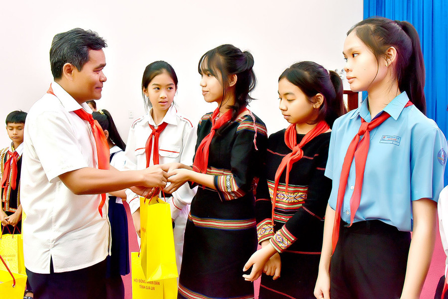 Bí thư Tỉnh ủy, Chủ tịch HĐND tỉnh Hồ Văn Niên tặng quà các đội viên, thiếu nhi tiêu biểu tham gia chương trình tiếp xúc, đối thoại. Ảnh: Đ.T