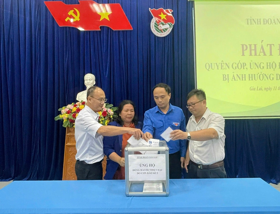 Thường trực Tỉnh Đoàn ủng hộ đồng bào vùng bão lũ. Ảnh: Khắc Long