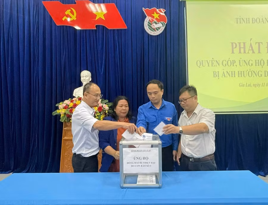 Thường trực Tỉnh Đoàn ủng hộ đồng bào vùng bão lũ. Ảnh: Khắc Long