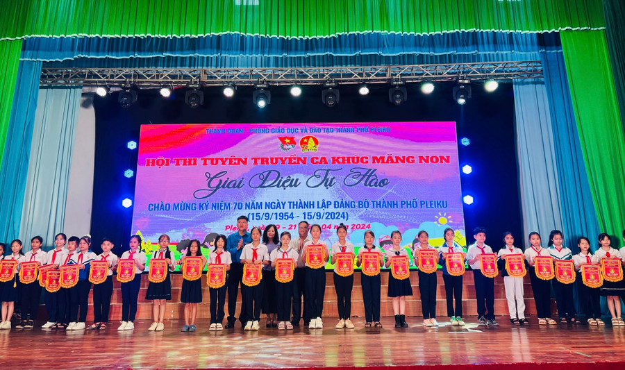 Ban tổ chức trao cờ lưu niệm cho các đội tham gia hội thi. Ảnh: P.L