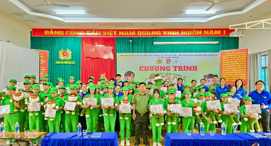 Ban tổ chức trao giấy chứng nhận hoàn thành chương trình Học làm chiến sĩ công an cho 57 chiến sĩ nhí. Ảnh: P.L