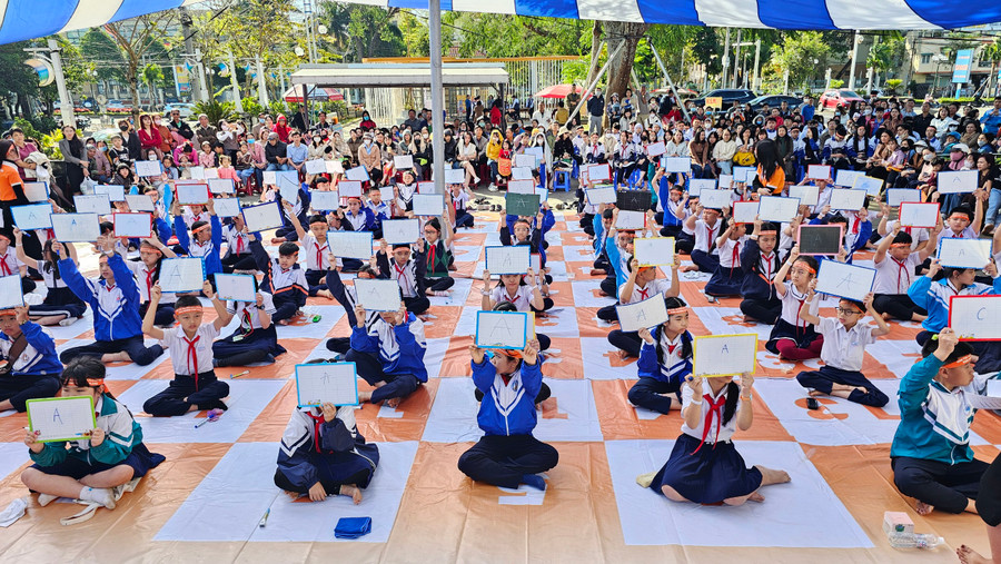 Các thí sinh tham gia vòng chung khảo hội thi tiếng Anh theo hình thức Rung chuông vàng. Ảnh: P.L