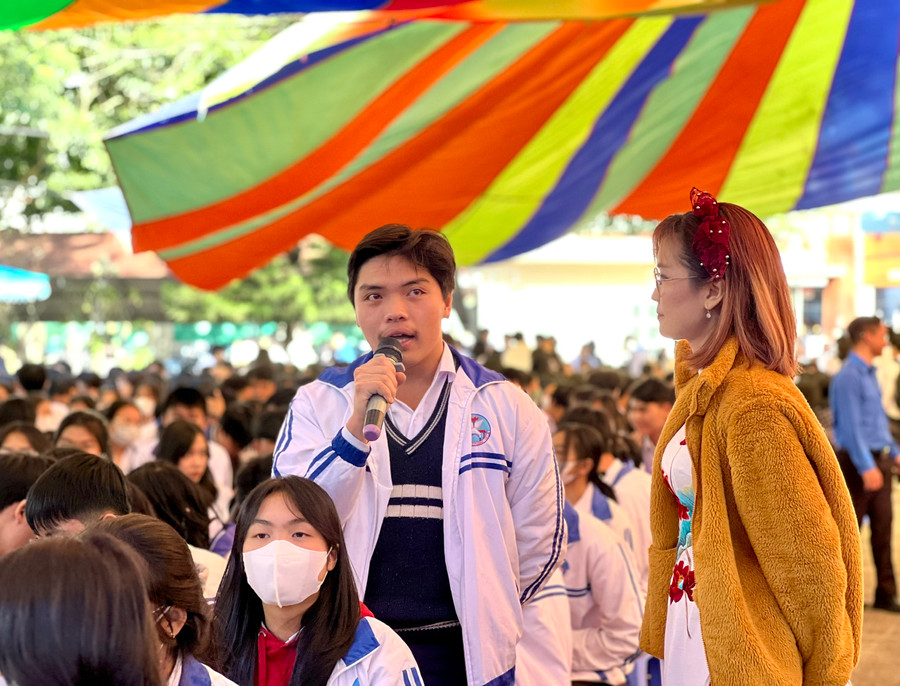 Học sinh đặt câu hỏi tại chương trình tư vấn, tuyển sinh, hướng nghiệp. Ảnh: P.L Học sinh đặt câu hỏi tại chương trình tư vấn, tuyển sinh, hướng nghiệp. Ảnh: P.L