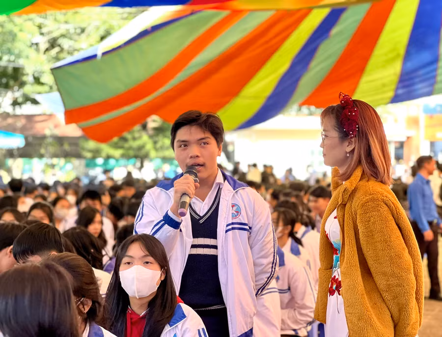 Học sinh đặt câu hỏi tại chương trình tư vấn, tuyển sinh, hướng nghiệp. Ảnh: P.L