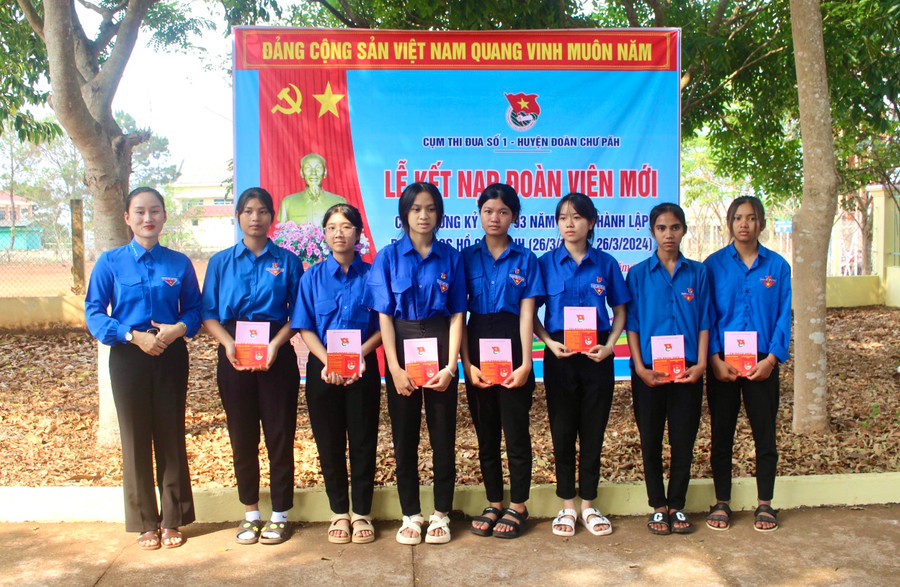 Bí thư Huyện Đoàn Chư Păh Nguyễn Hoài Phương (bìa trái) trao thẻ đoàn viên cho các đoàn viên mới. Ảnh: M.N