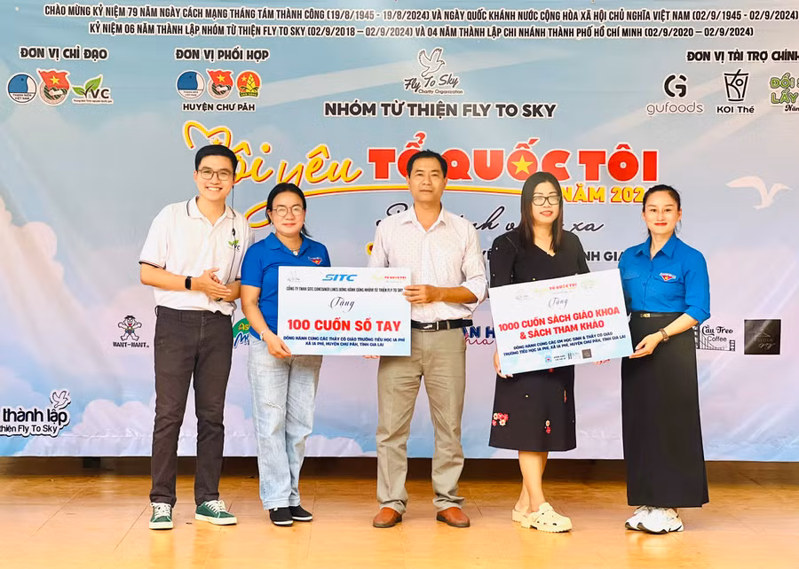 Ban tổ chức trao bảng tượng trưng quà tặng cho Trường Tiểu học Ia Phí và Trường Tiểu học Hòa Phú (huyện Chư Păh). Ảnh: P.L