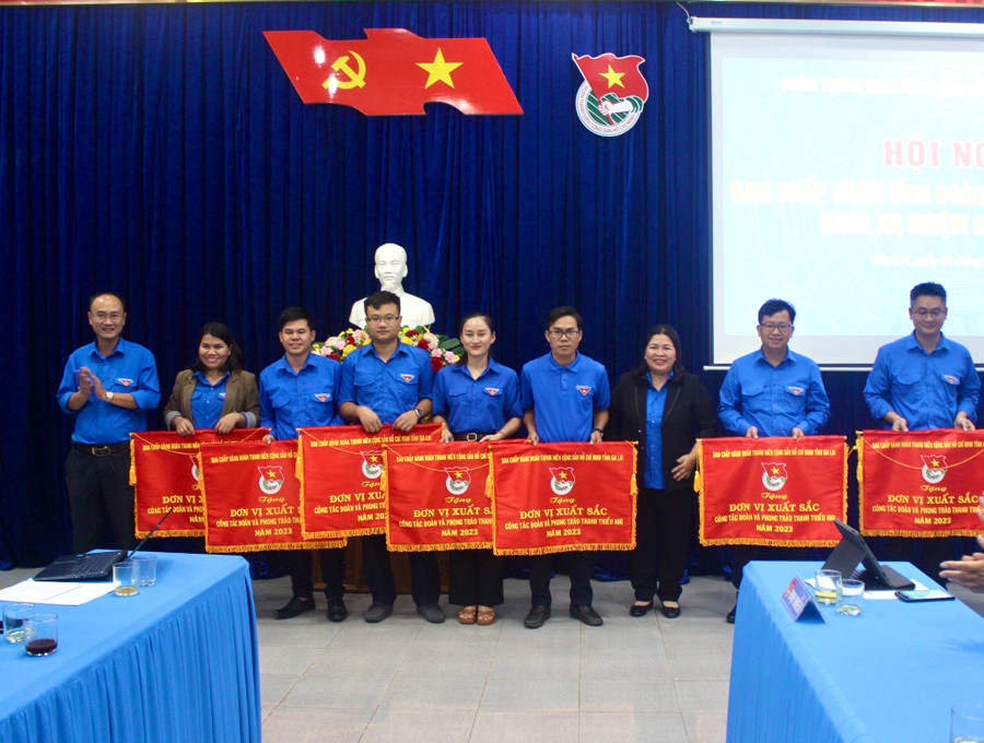 Ban Chấp hành Tỉnh Đoàn tặng cờ thi đua cho các tập thể có thành tích xuất sắc trong công tác Đoàn và phong trào thanh thiếu nhi năm 2023. Ảnh: P.L Ban Chấp hành Tỉnh Đoàn tặng cờ thi đua cho các tập thể có thành tích xuất sắc trong công tác Đoàn và phong trào thanh thiếu nhi năm 2023. Ảnh: P.L