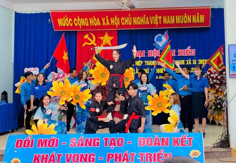 Một tiết mục văn nghệ chào mừng thành công đại hội điểm cấp cơ sở. Ảnh: Sang Nguyễn