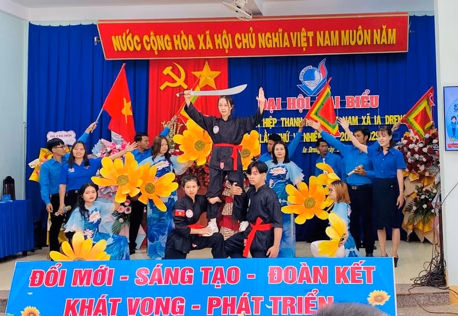 Một tiết mục văn nghệ chào mừng thành công đại hội điểm cấp cơ sở. Ảnh: Sang Nguyễn