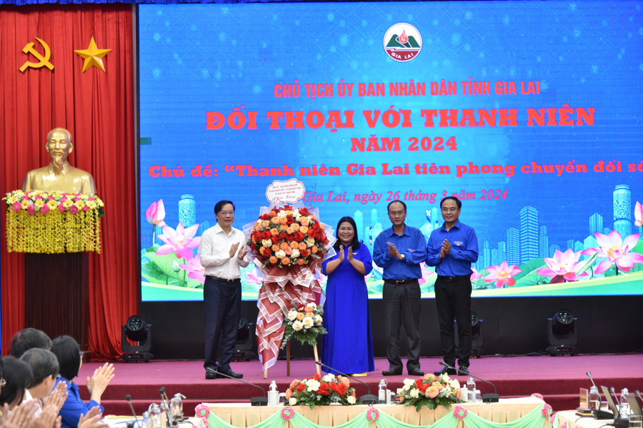 Chủ tịch UBND tỉnh Trương Hải Long (bìa trái) tặng hoa chúc mừng các cán bộ Đoàn, đoàn viên, thanh niên toàn tỉnh nhân kỷ niệm 93 năm Ngày thành lập Đoàn TNCS Hồ Chí Minh. Ảnh: Đ.T