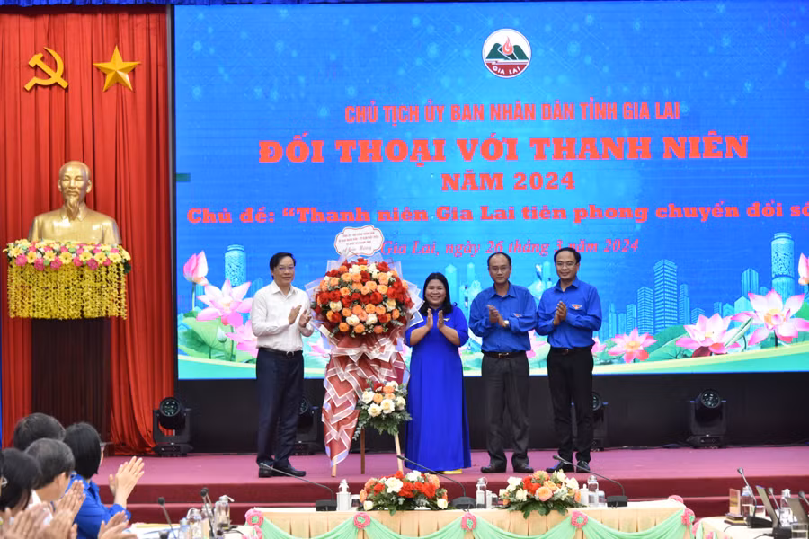 Chủ tịch UBND tỉnh Trương Hải Long (bìa trái) tặng hoa chúc mừng các cán bộ Đoàn, đoàn viên, thanh niên toàn tỉnh nhân kỷ niệm 93 năm Ngày thành lập Đoàn TNCS Hồ Chí Minh. Ảnh: Đ.T