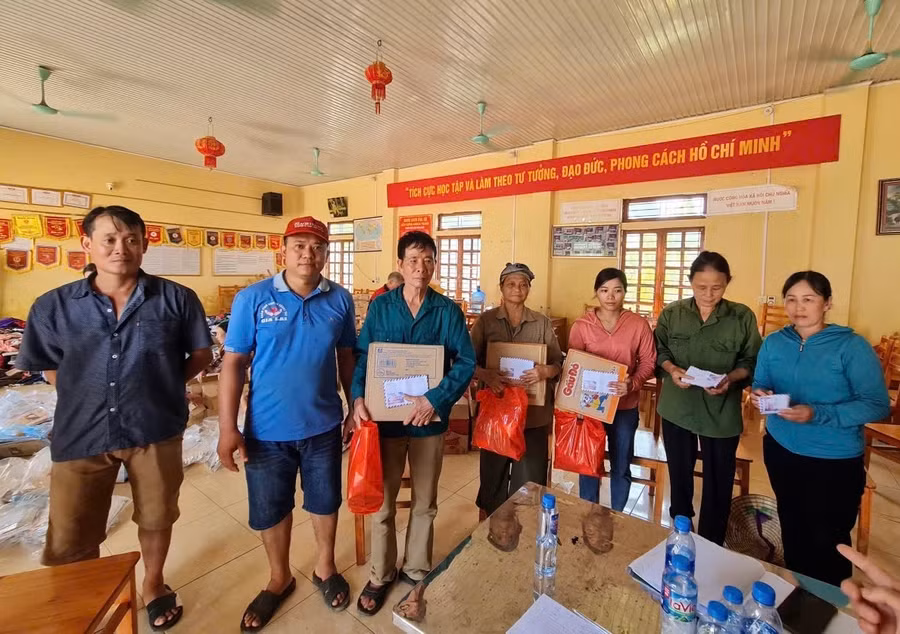 Anh Nguyễn Chí Nguyên (thứ 2 từ trái sang) tặng quà người dân thôn Quế Lâm (xã Lâm Giang, huyện Văn Yên, tỉnh Yên Bái). Ảnh: NVCC