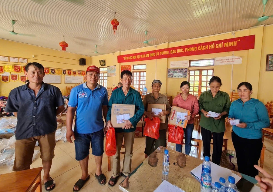 Anh Nguyễn Chí Nguyên (thứ 2 từ trái sang) tặng quà người dân thôn Quế Lâm (xã Lâm Giang, huyện Văn Yên, tỉnh Yên Bái). Ảnh: NVCC