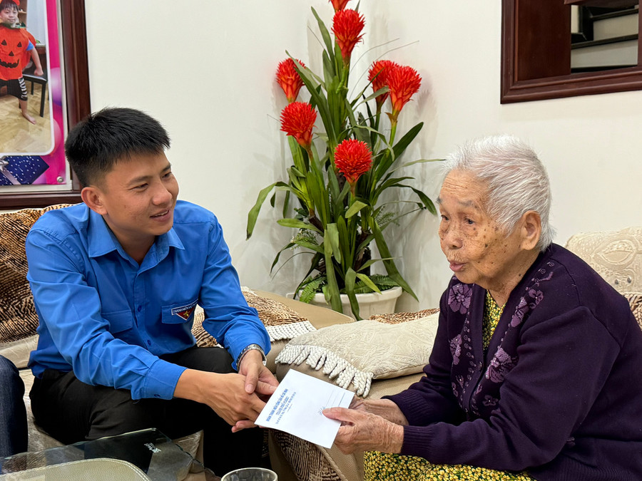 Bí thư Thành Đoàn Pleiku Thái Giang Nam thăm, tặng quà Mẹ Việt Nam Anh hùng Lê Thị Thọ. Ảnh: P.L