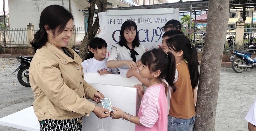 Hoạt động bán bánh rau câu gây quỹ ủng hộ thiếu nhi vùng bão lũ của học sinh Trường Tiểu học Nay Der nhận được sự ủng hộ của đông đảo khách hàng. Ảnh: L.T Hoạt động bán bánh rau câu gây quỹ ủng hộ thiếu nhi vùng bão lũ của học sinh Trường Tiểu học Nay Der nhận được sự ủng hộ của đông đảo khách hàng. Ảnh: L.T