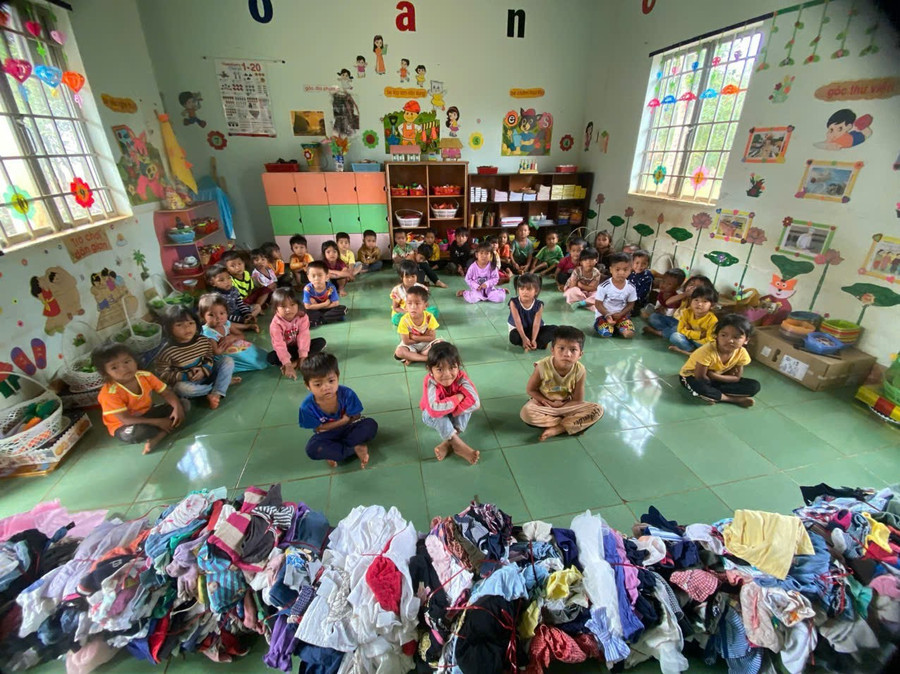 Các em nhỏ luôn vui vẻ đón nhận những phần quà mà anh Sáng trao tặng. Ảnh: M.N