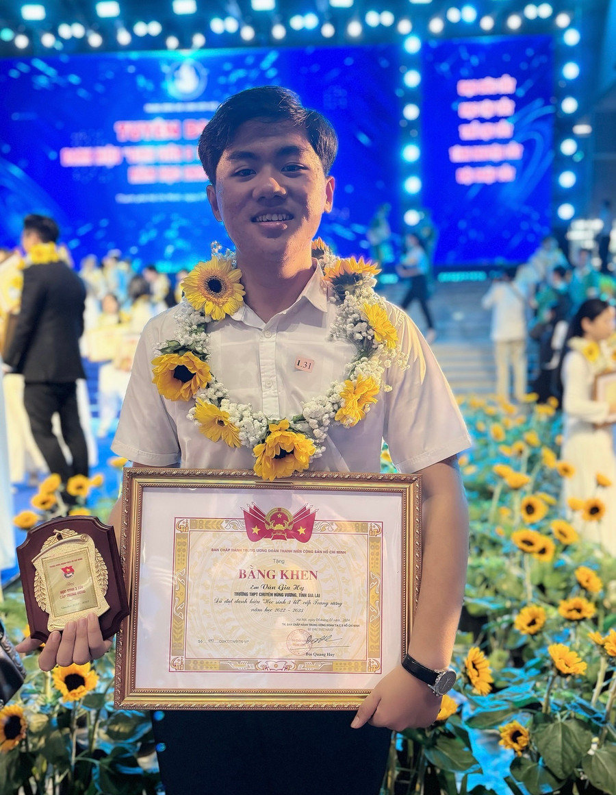 Em Văn Gia Hy được nhận bằng khen của Trung ương Đoàn TNCS Hồ Chí Minh. Ảnh: Cường Phạm