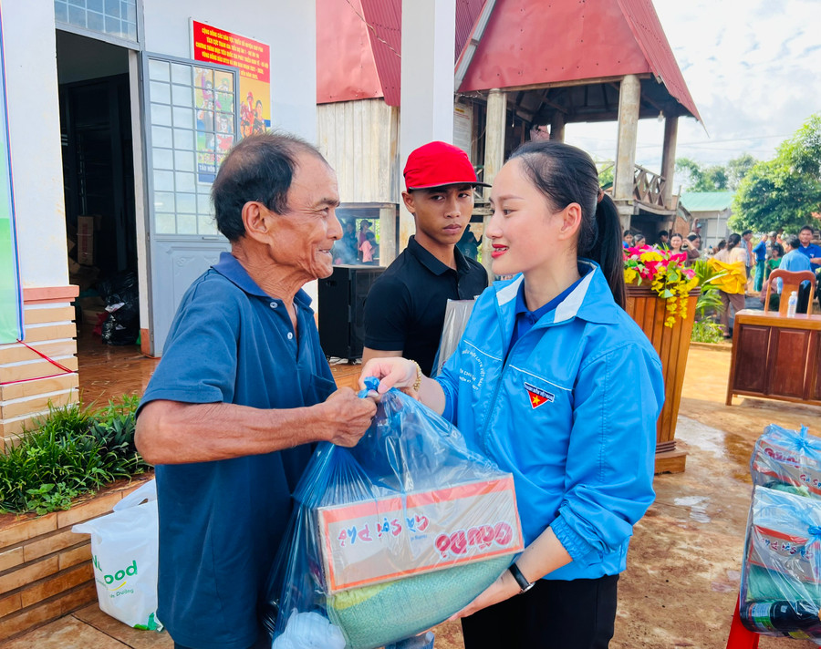 Bí thư Huyện Đoàn Chư Păh Nguyễn Hoài Phương (bìa phải) tặng quà người dân làng Kép 2 (xã Ia Mơ Nông). Ảnh: P.L