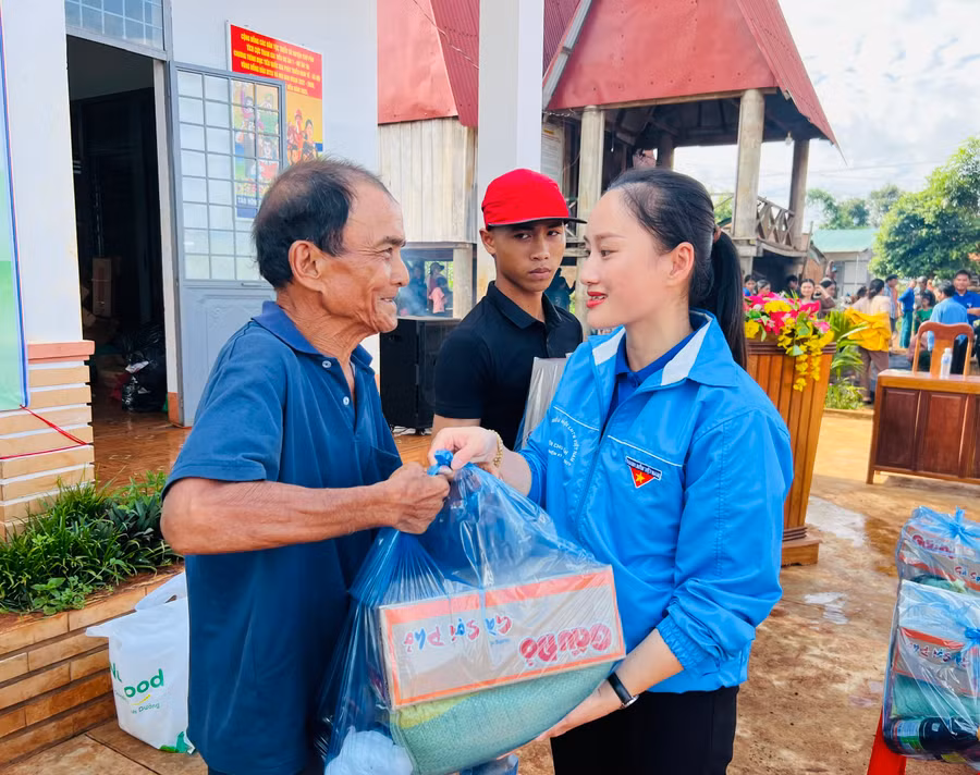 Bí thư Huyện Đoàn Chư Păh Nguyễn Hoài Phương (bìa phải) tặng quà người dân làng Kép 2 (xã Ia Mơ Nông). Ảnh: P.L